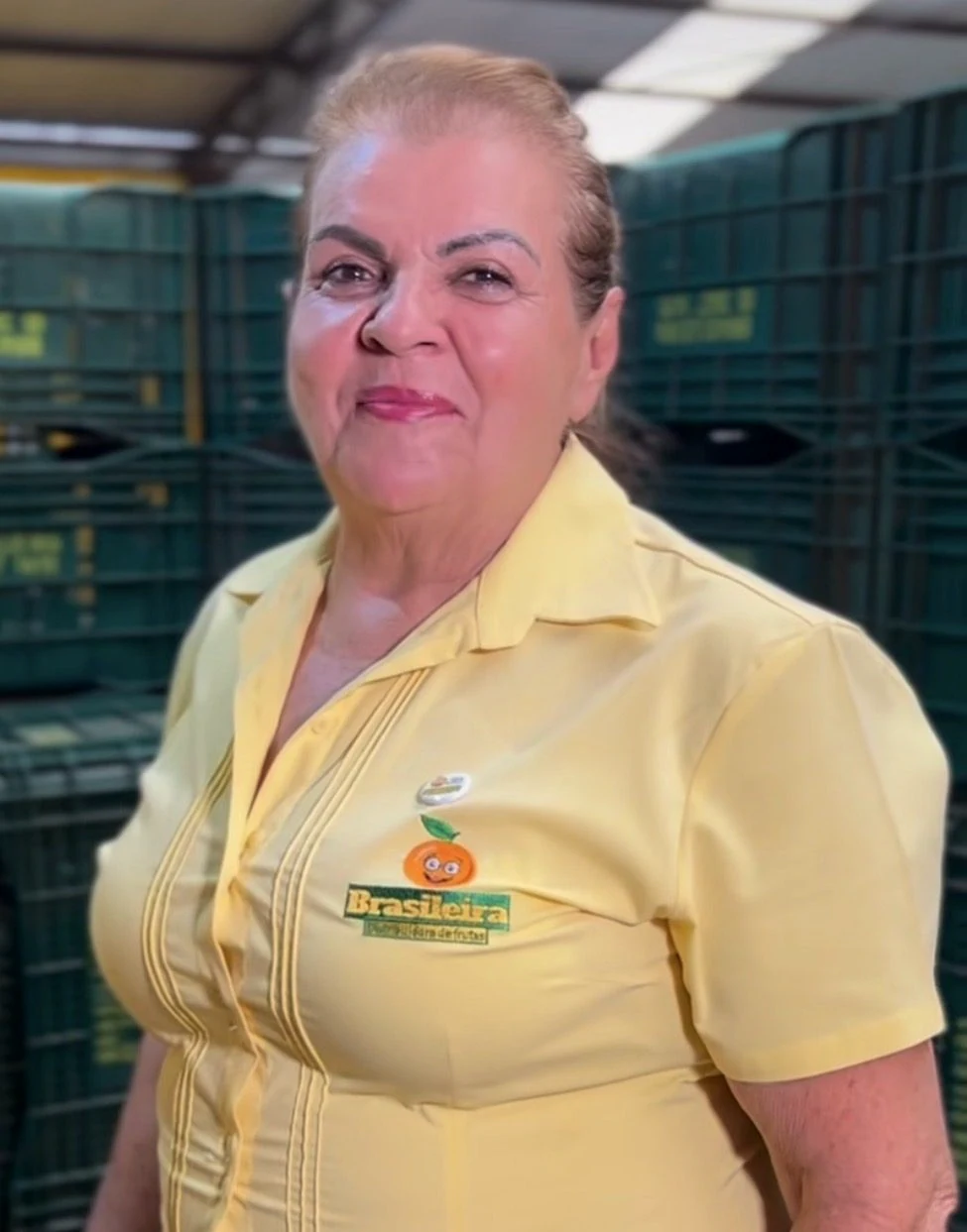 Dona Neuza Anaia, fundadora da Brasileira, de uniforme amarelo
